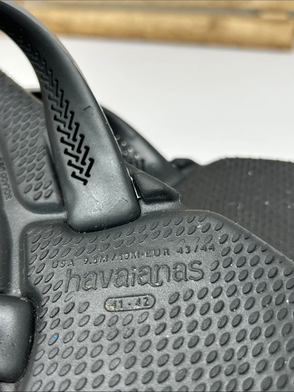 Havaianas Men’s Black Flip Flops with Gray Trim Size 41